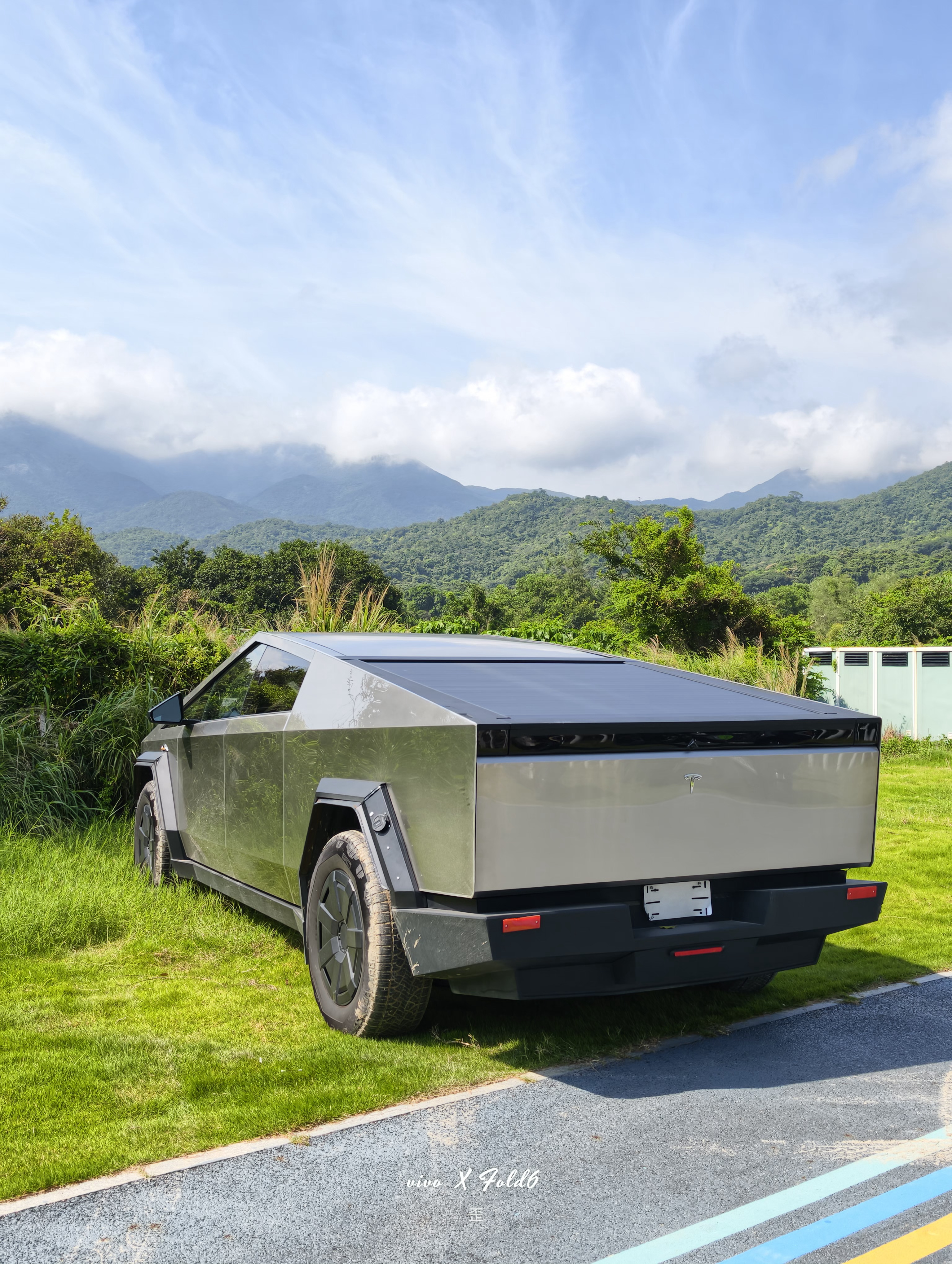 发现一辆野生的特斯拉 Cybertruck 深圳·西涌旅游度假区