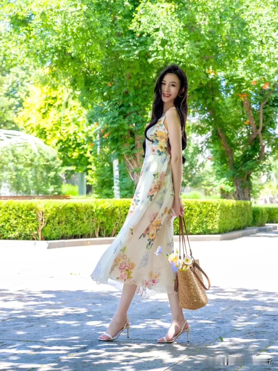 夏日清新穿搭，花裙飘飘，阳光明媚时尚碎花裙穿搭 碎花裙穿搭 初夏仙女款穿搭 仙女