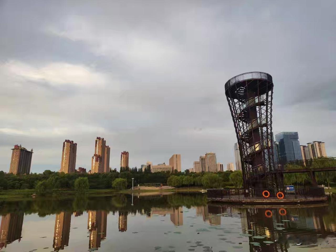 不要试图去填满生命的空白，
那些仓促填满的人和事，
都会成为新的遗憾。
如果你有