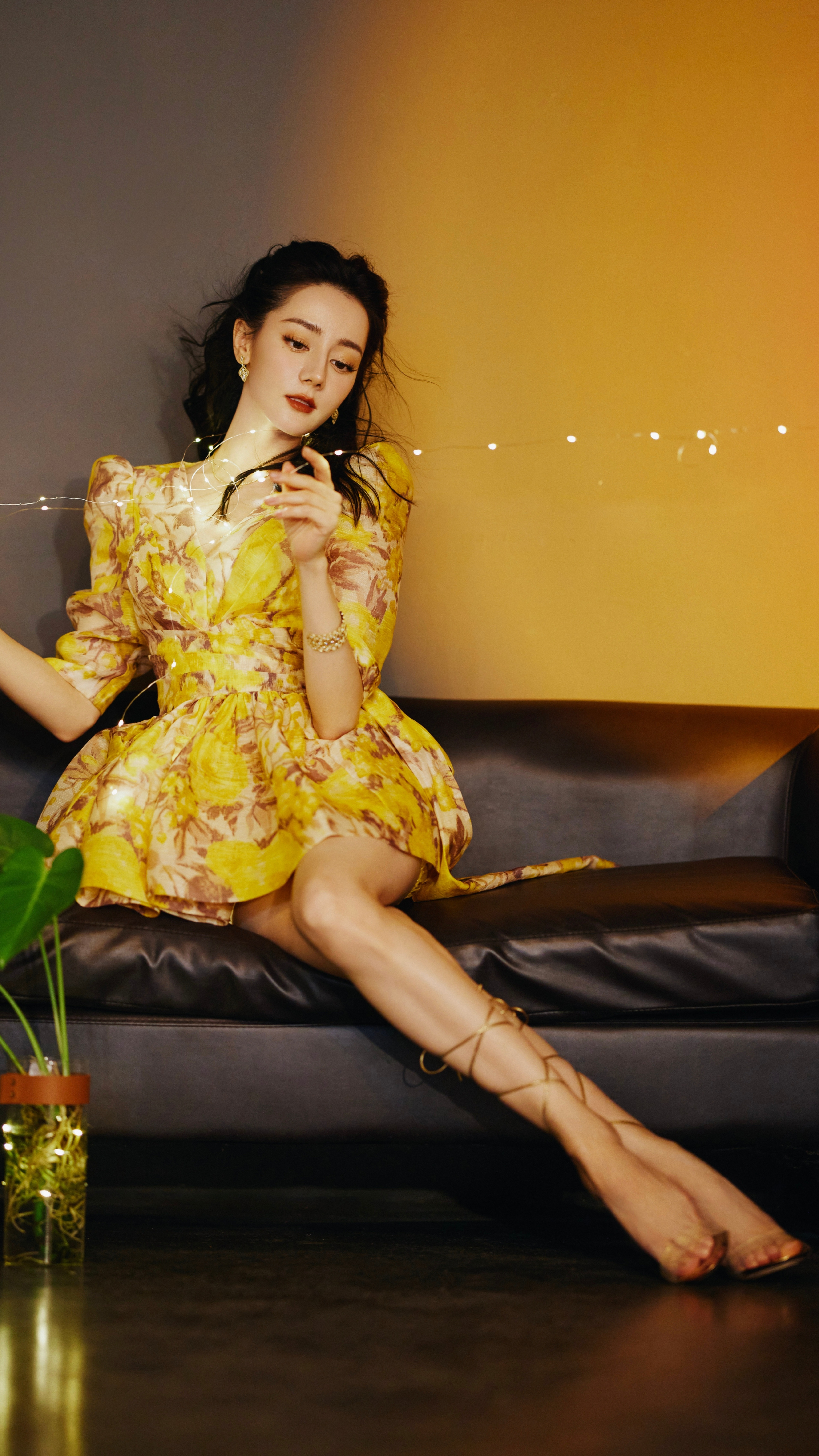 迪丽热巴[超话]迪丽热巴明艳黄玫瑰迪丽热巴与明艳动人的黄色更适配哦[爱你] ​​