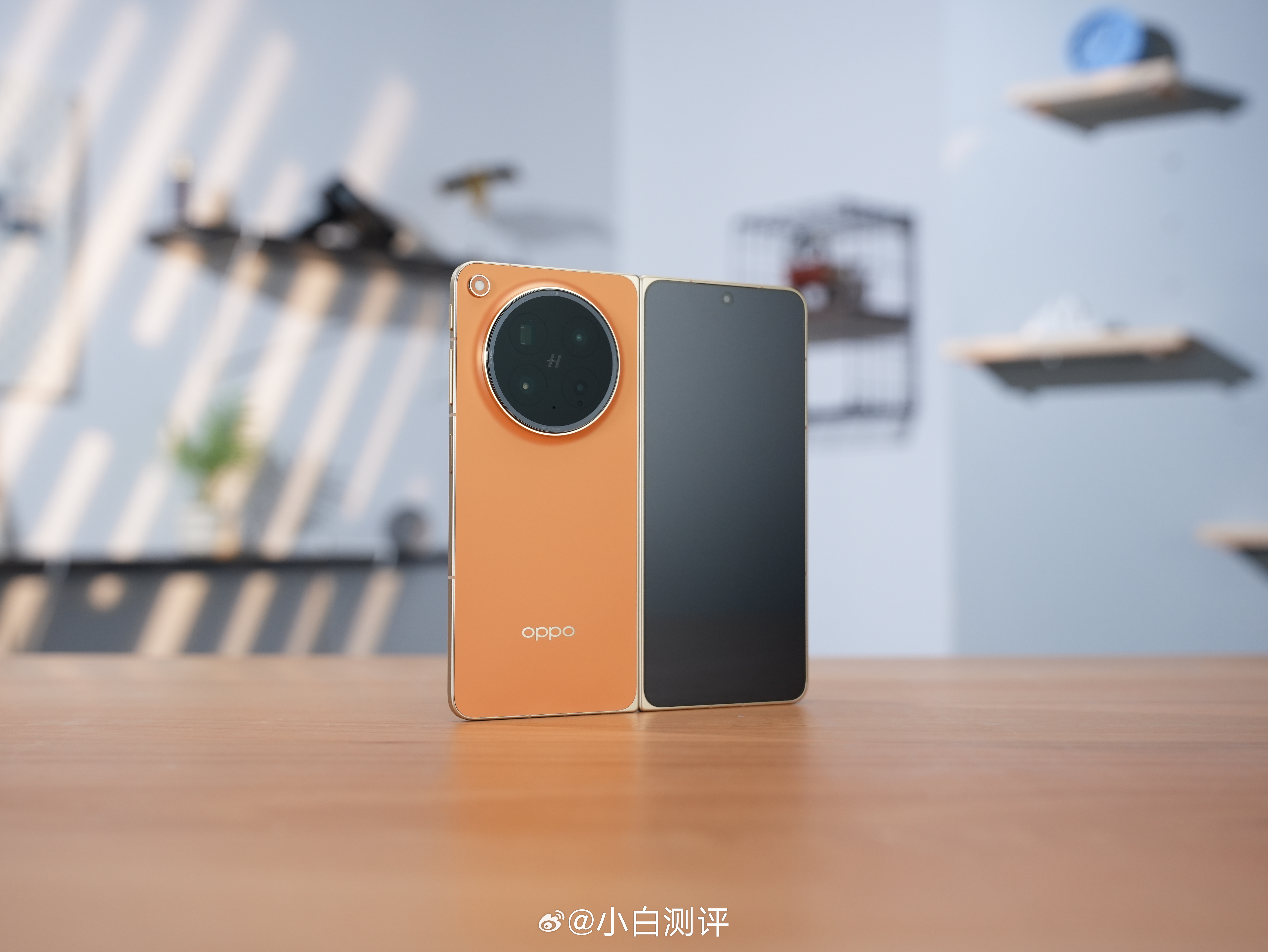 看看OPPO Find N6真机这次有金橙/原钛/深黑 3 个配色提供12+25