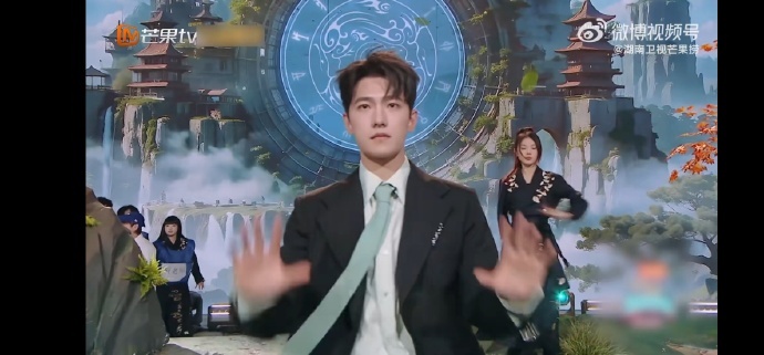 杨洋赵小棠李乃文和塑料袋打起来了哎呀妈呀！我们的杨洋，玩游戏的样子简直就是超级认