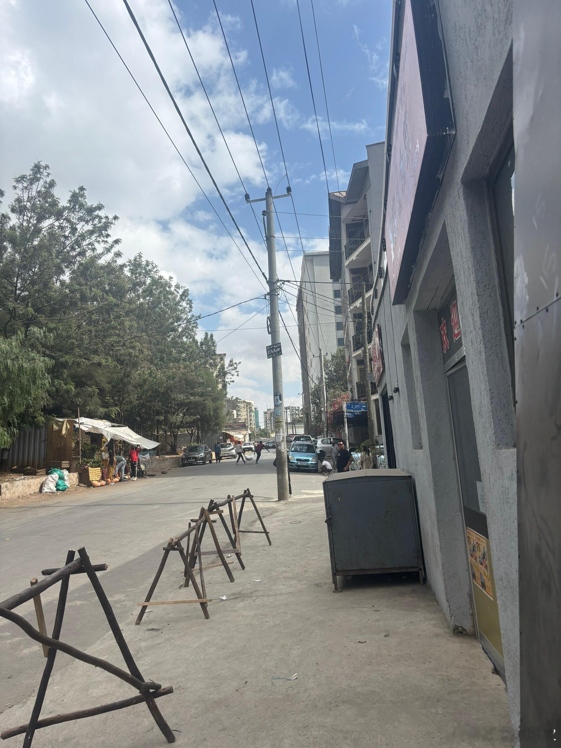 埃塞俄比亚历险记 9     早晨偶遇中国人我买了两张薄饼，又买了一大瓶水，总算