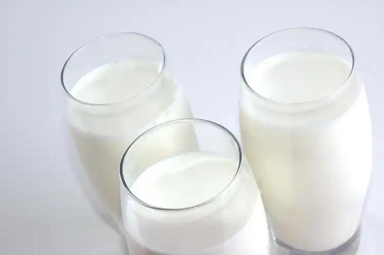 [微风]网红疯吹的天然生牛乳全是养生骗局！致病风险高出840倍，暗藏禽流感隐患千