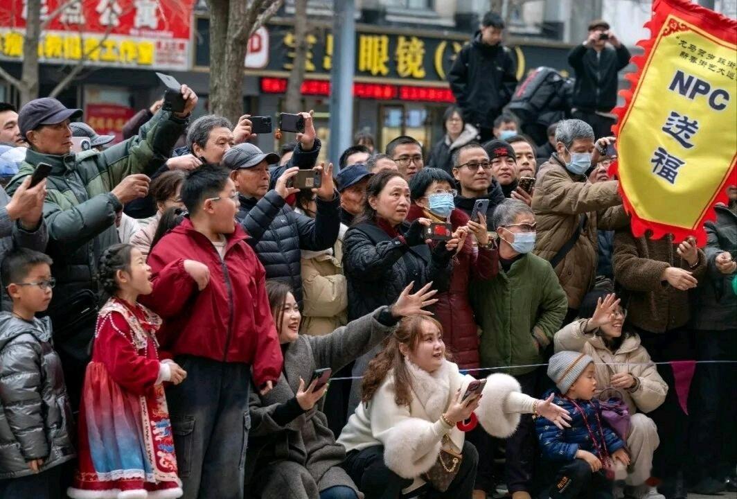 长兴万名市民冲着非遗闹春太震撼 浙江湖州长兴新春顶流！非遗表演场场爆满，市民游客