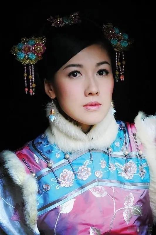 李施嬅的爸爸是大老板，
但拍《宫心计》时，
她身上背着4800万巨债！

李施嬅