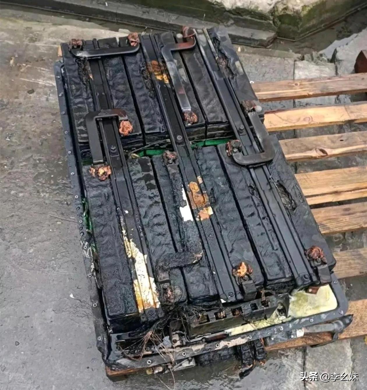 看了这张图才明白为什么说新能源汽车出事故，危害比汽油车还大