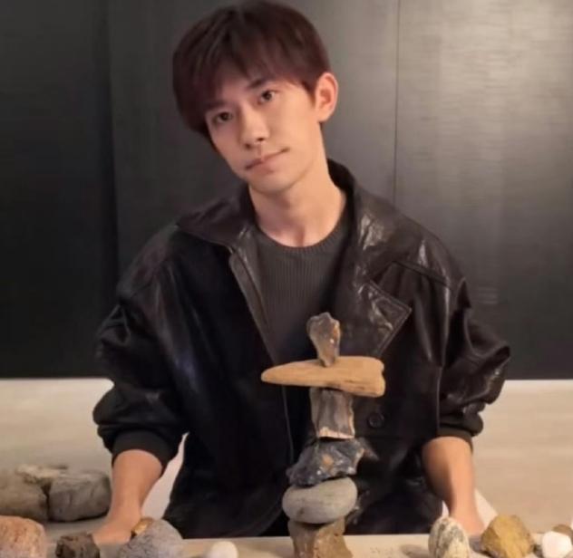 易烊千玺开了场莫名其妙的直播
直播全程就讲了四句话，大家好→垒石头→成功→就到这