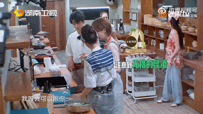 靳梦佳把昆凌照顾得好好 昆凌在节目里安安静静的，但就是忍不住一直看她。靳梦佳陪在