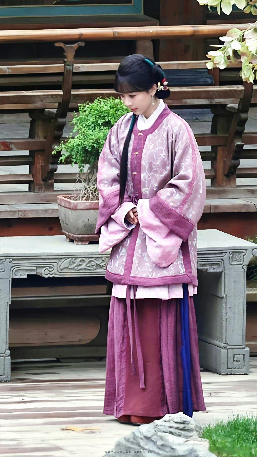 所以这段剧情是和丫鬟互换衣服了吗？穿着丫鬟服 ​​​