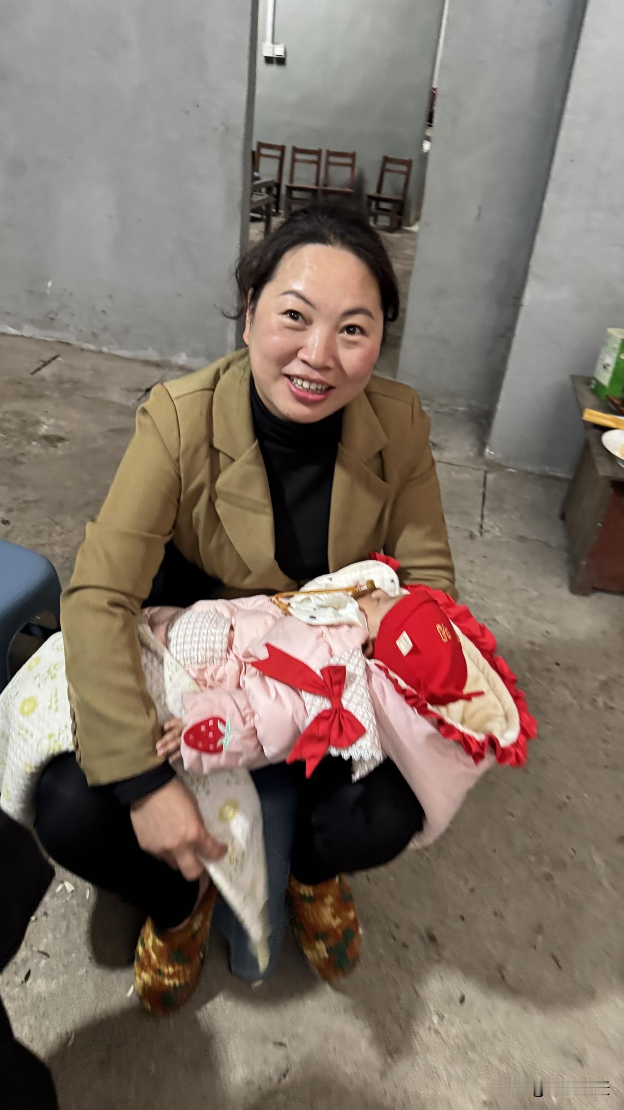 当你还在为35+职场焦虑时，这位83年出生的女士已经完成了人生三级跳：结婚、生子