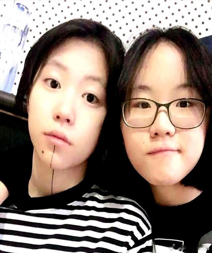管他上一代爱恨纠葛，窦靖童对妹妹窦佳嫄是真的好。 窦佳嫄管亲爹叫“老窦”，两年没