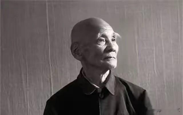 1946年，6000解放军被三万敌人包围，为了不泄露机密，旅长吴诚忠下令烧毁全部