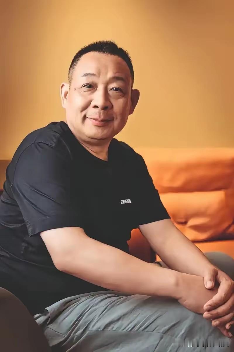 于东来又干了一件“傻事”。

37.93亿，又分了。

不是只给高管，不是只给股