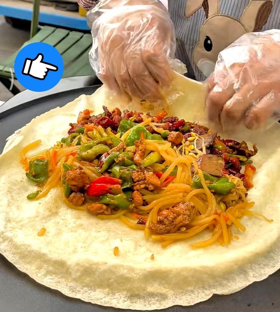 河南人餐桌上离不开的烙馍卷菜，卷法其实特别接地气。

先把软乎乎的烙馍平铺桌上，