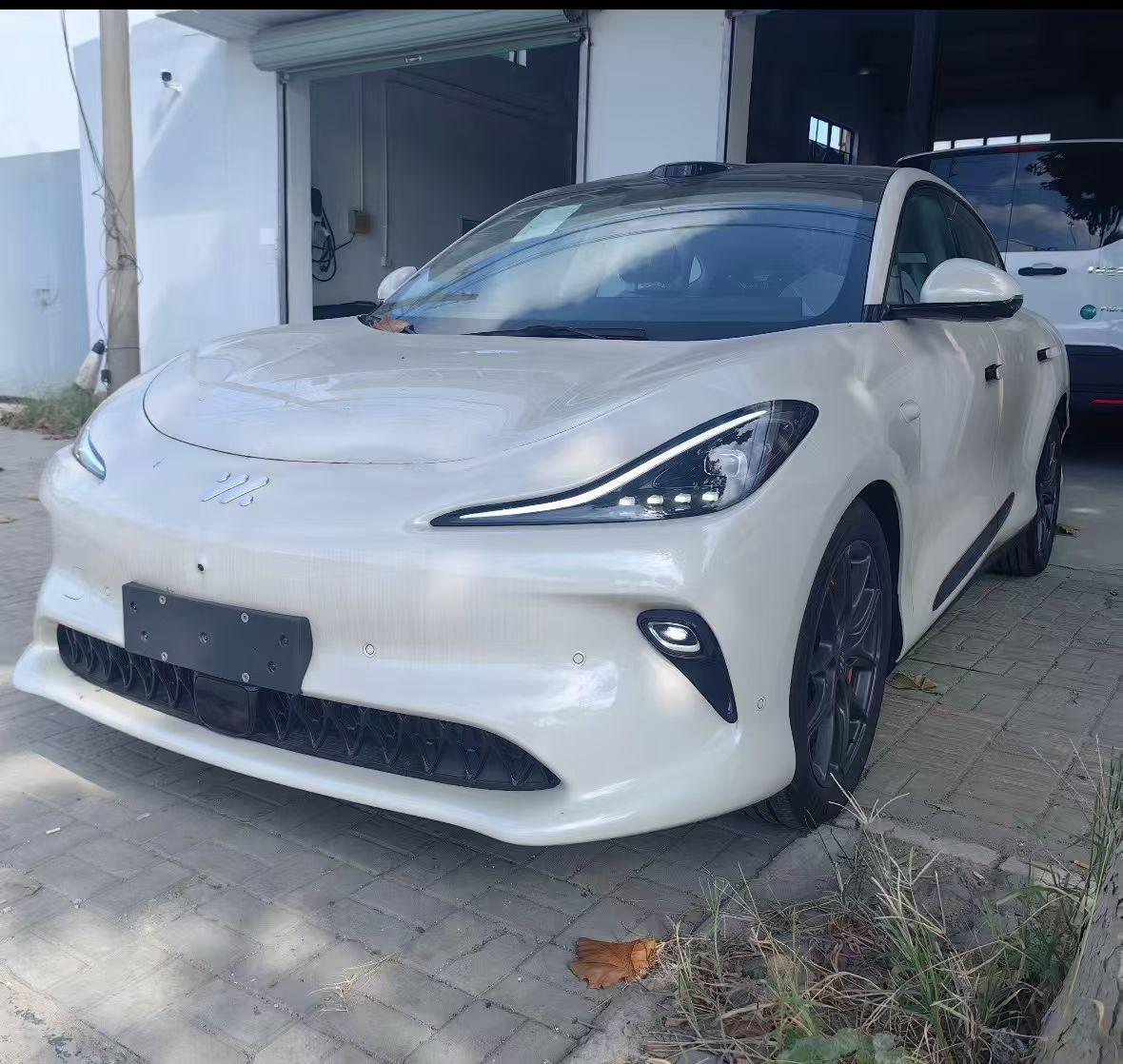 智己LS6
25款长续航灵蜥智享版
指导价277900+5800油漆
右侧前杠小