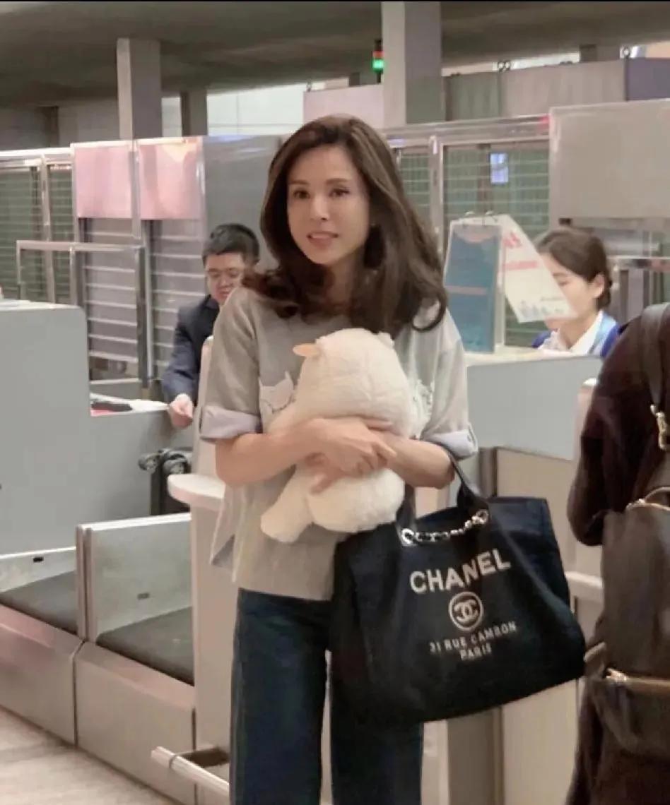 李若彤这“肉肉感”也太惊艳了！
 
谁能想到，年过半百的李若彤褪去了年轻时的清瘦