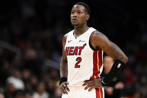 曝NBA多名球员教练涉打假球洗钱
 
FBI局长证实的消息一出来，整个篮球圈都炸