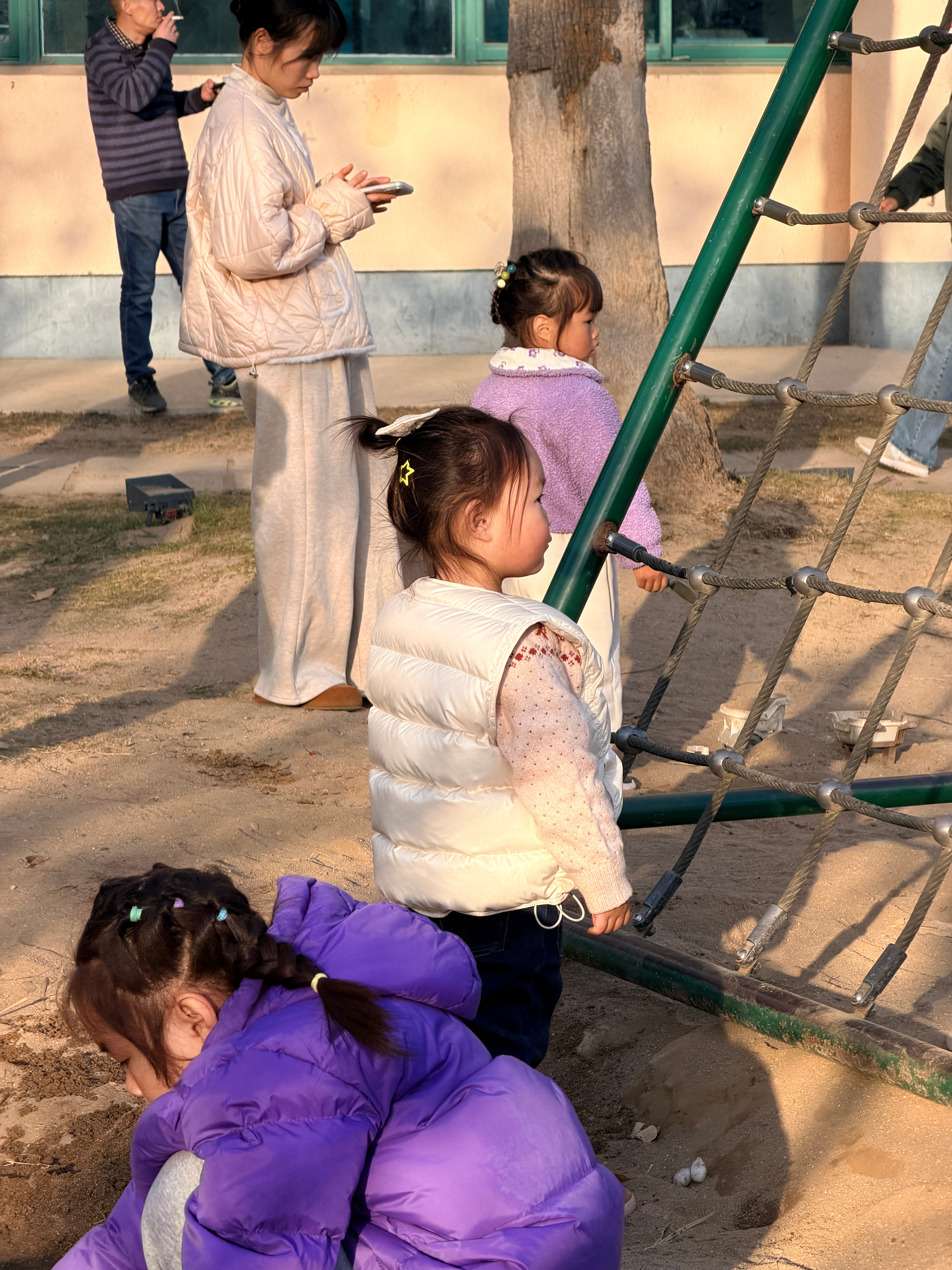 我女儿最近很社牛，碰到个人就上去social：里（你）好，阿姨（叔叔）balab