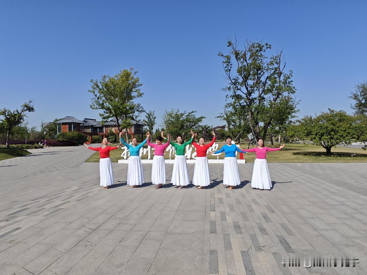         周一，接到一位老同事电话，约周五逛三湾公园。好呀。有大运河博物馆