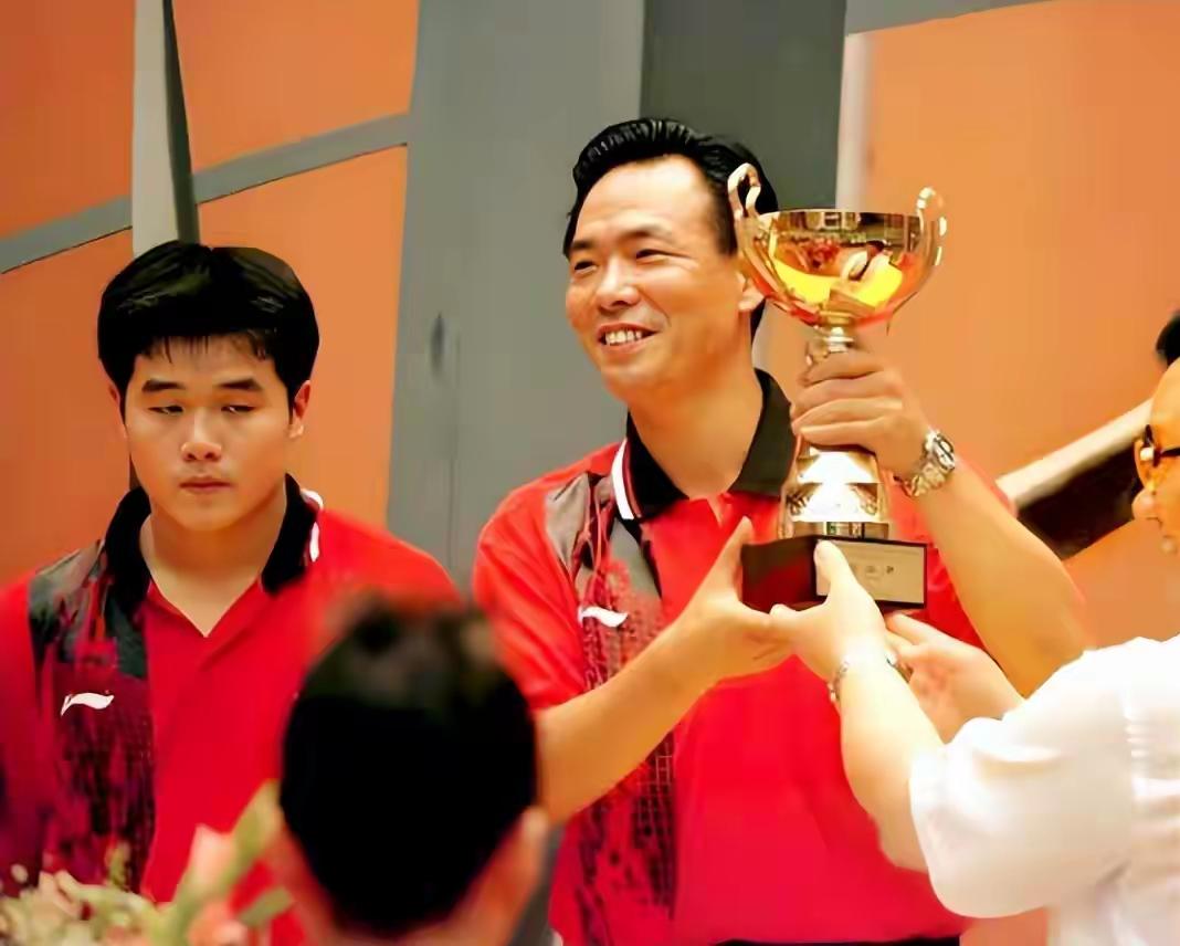 蔡振华年轻的时候称霸乒坛，风光无限。年届退休的时候没有深陷足球泥潭，出淤泥而不染