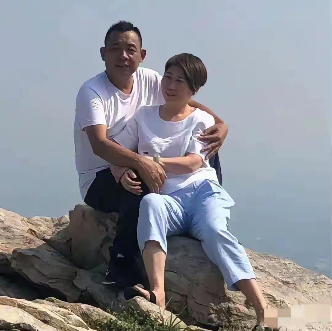 于东来跟老婆爬山的照片，
让不少网友感慨，
这才是爱情该有的样子，
于东来深刻诠