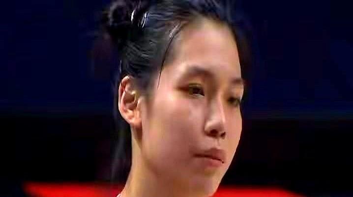 23平，美国队拿到局点，教练赵勇喊完暂停，全场都盯着庄宇珊。

球过来了，她跳起
