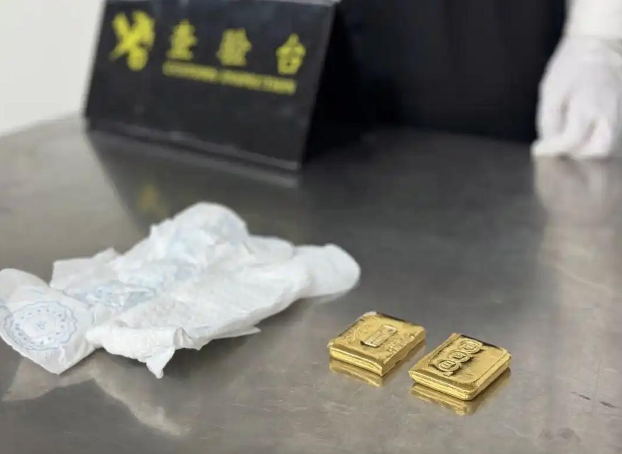 这算走私吧？价值超55万，674克足金，竟被女子藏在贴身穿的卫生巾里！

674