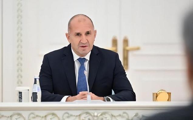 欧盟刚松口气又炸雷！62岁“硬汉”杀回马枪，巴尔干版“欧尔班”上线了。

4月，