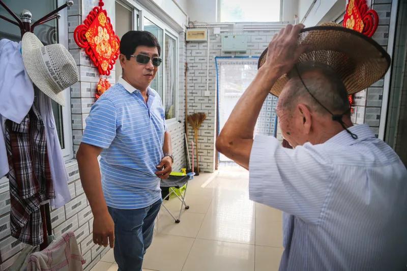 无题
时光飞逝忆从前，
恍恍惚惚已中年。
儿时玩伴可还好？
功成名就喜讯传。