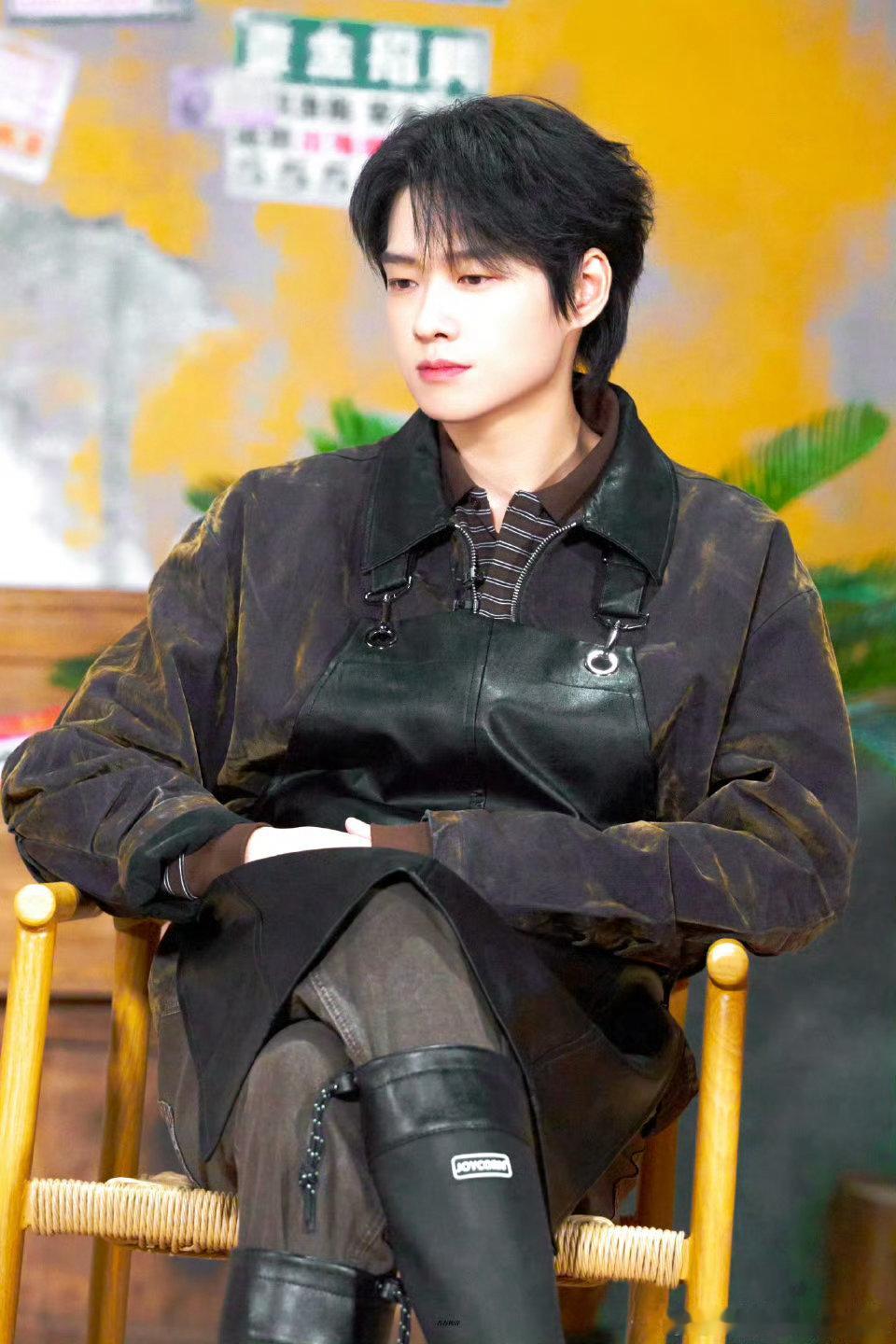 魏大勋扇鸡 真想知道魏大勋的脑洞里都装了什么，扇鸡这个梗也太离谱又好笑了你好星期