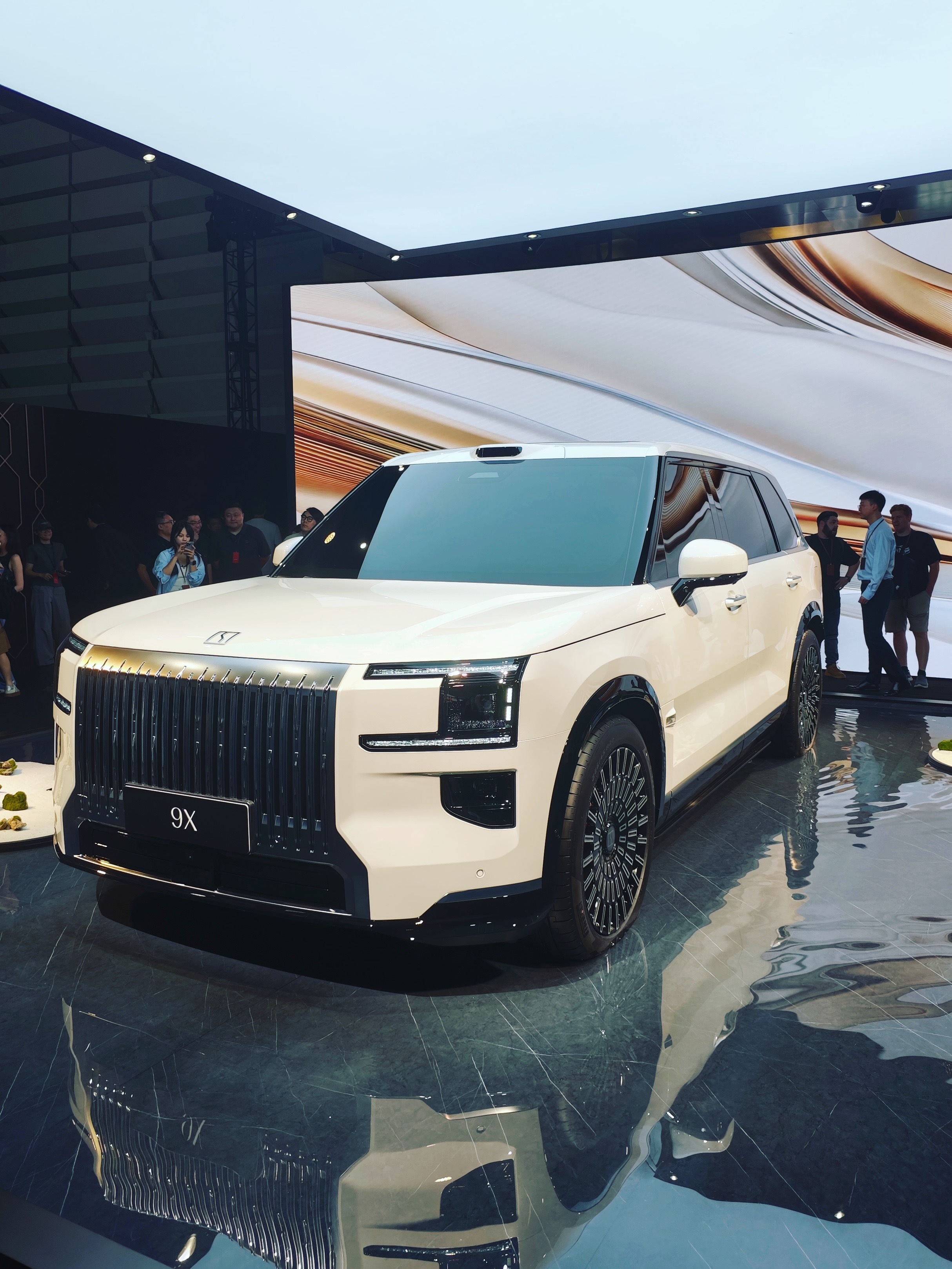 我说极氪9X是硬件狂魔，内外兼修。外在气势十足，内在双Thor 1400T，双8