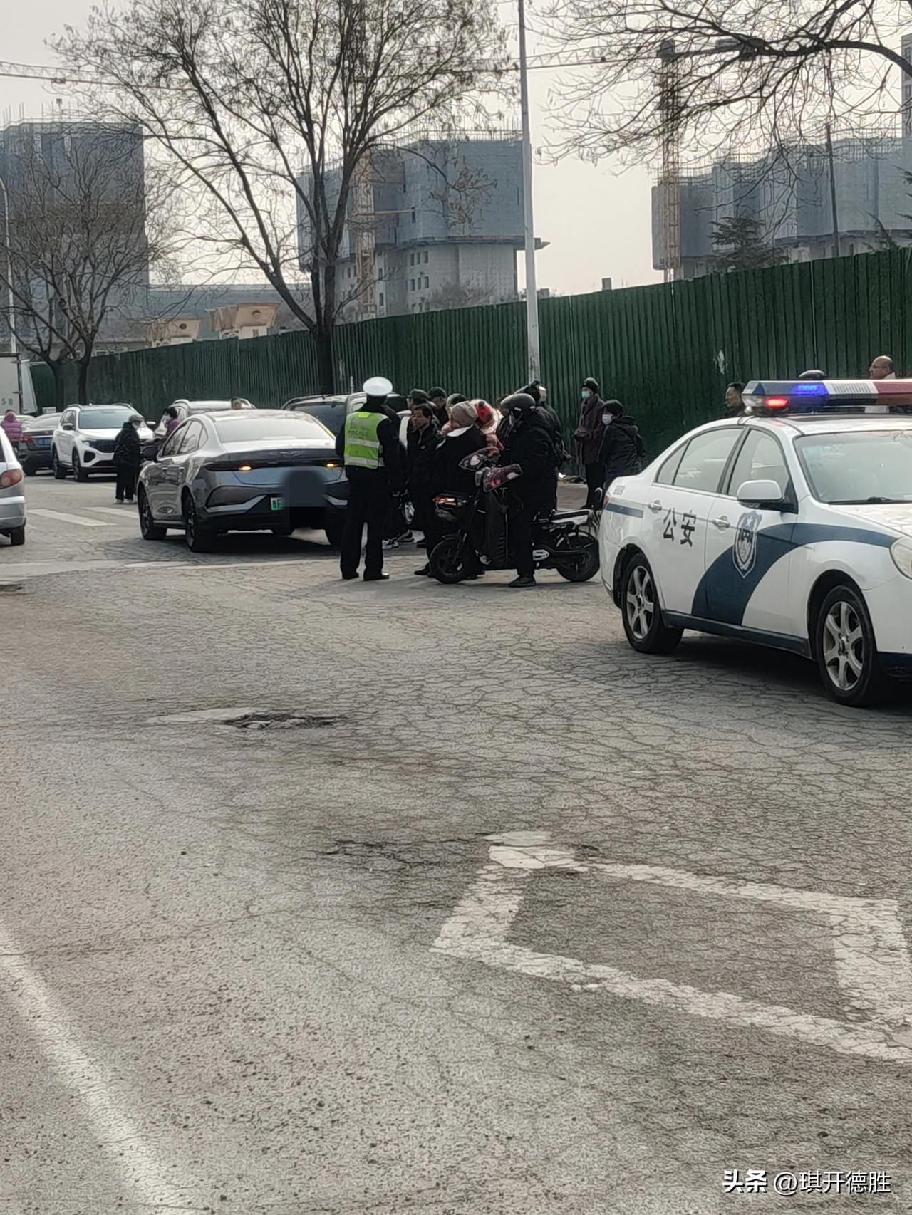 乘坐网约车发生开门杀事故，是司机的全责还是顾客也有责任？顾客应该赔偿司机的损失吗