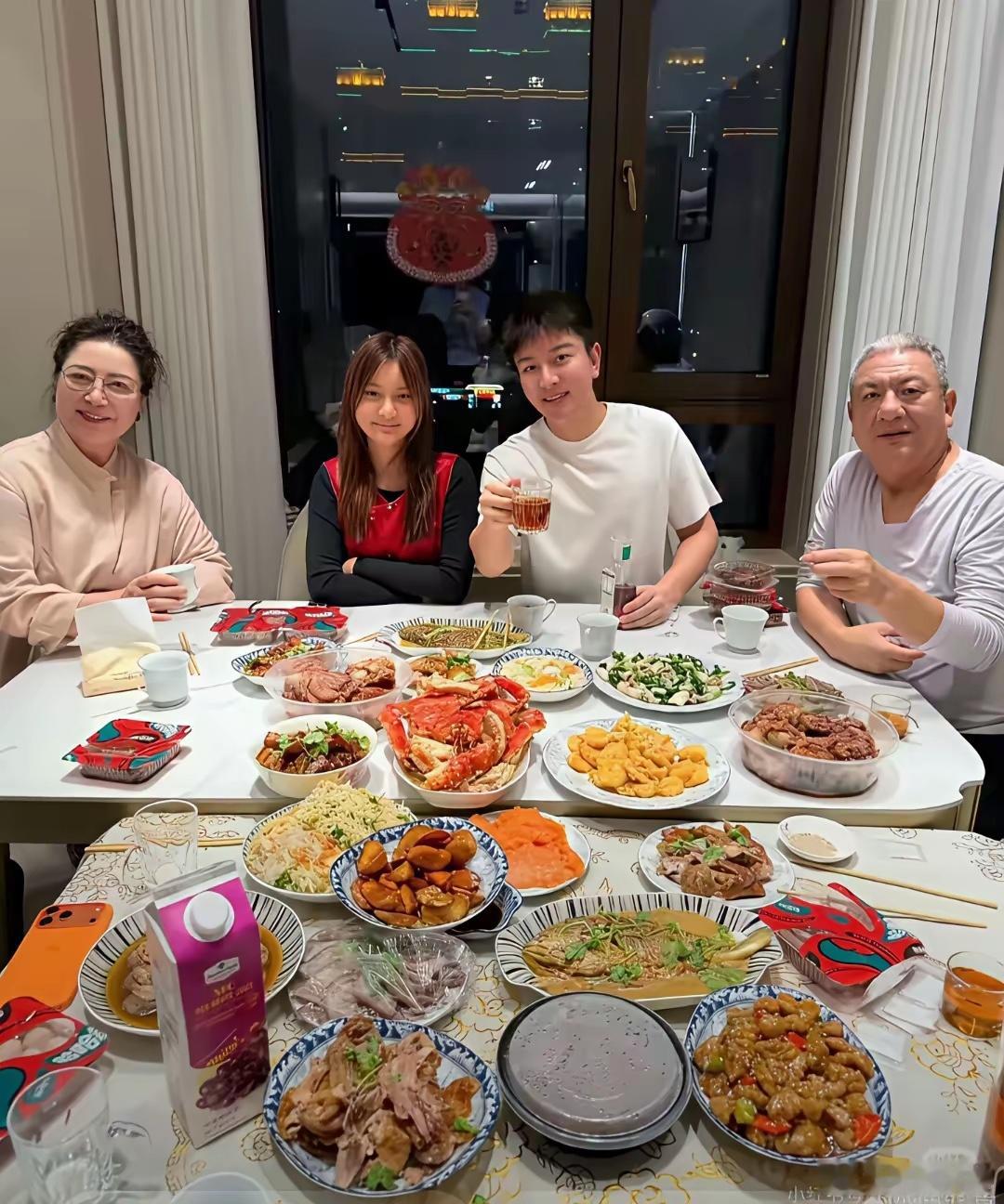 不愧是明星，吃的也太丰盛了吧，四个人能吃完这些菜吗 
