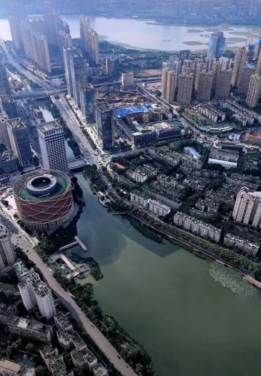 武昌水果湖片区是湖北省委、省政府所在地，周边聚集了楚河汉街、武汉大学、中科院水生