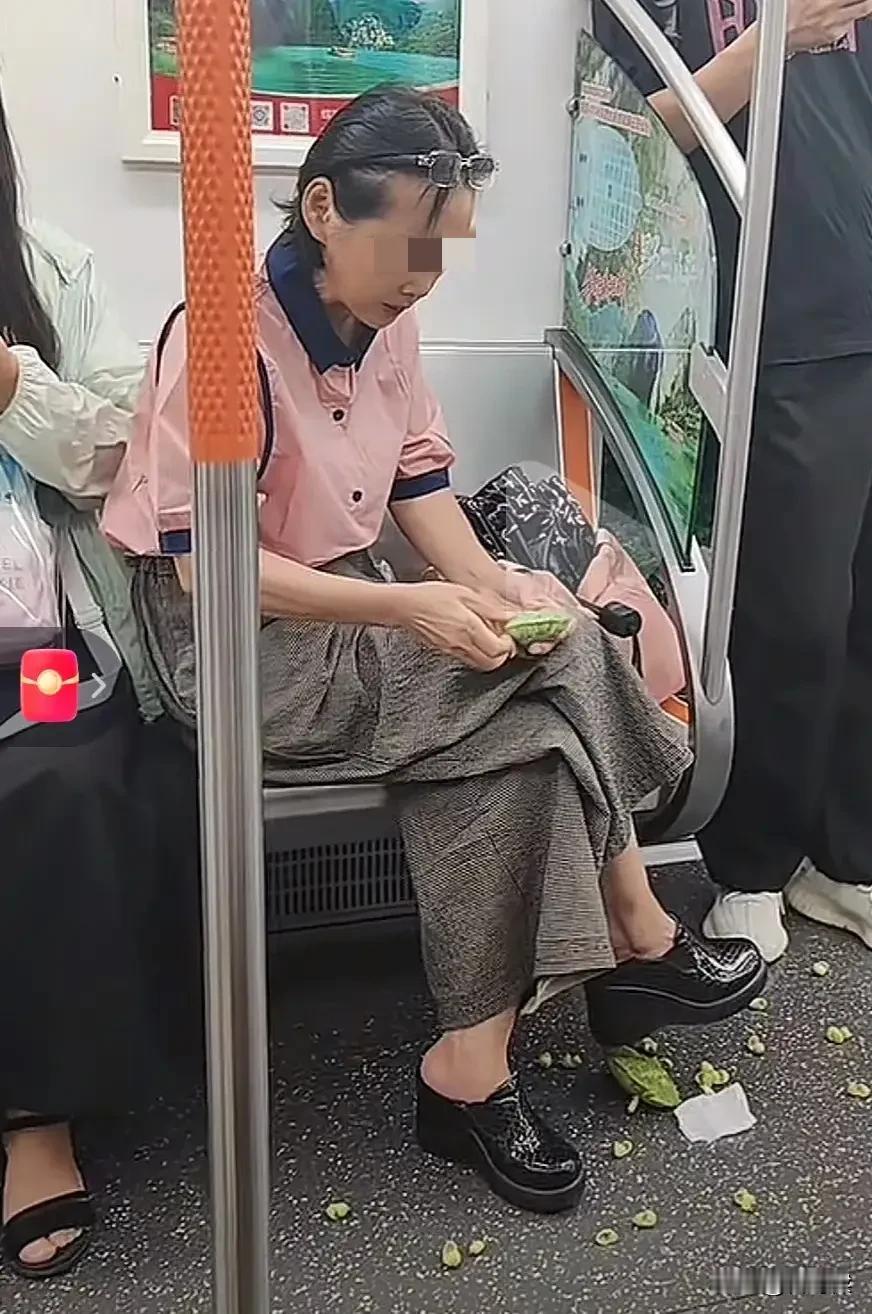 素质掉了一地……

武汉一女子地铁车厢内吃莲蓬，把残渣全扔在地板上。

8月5日
