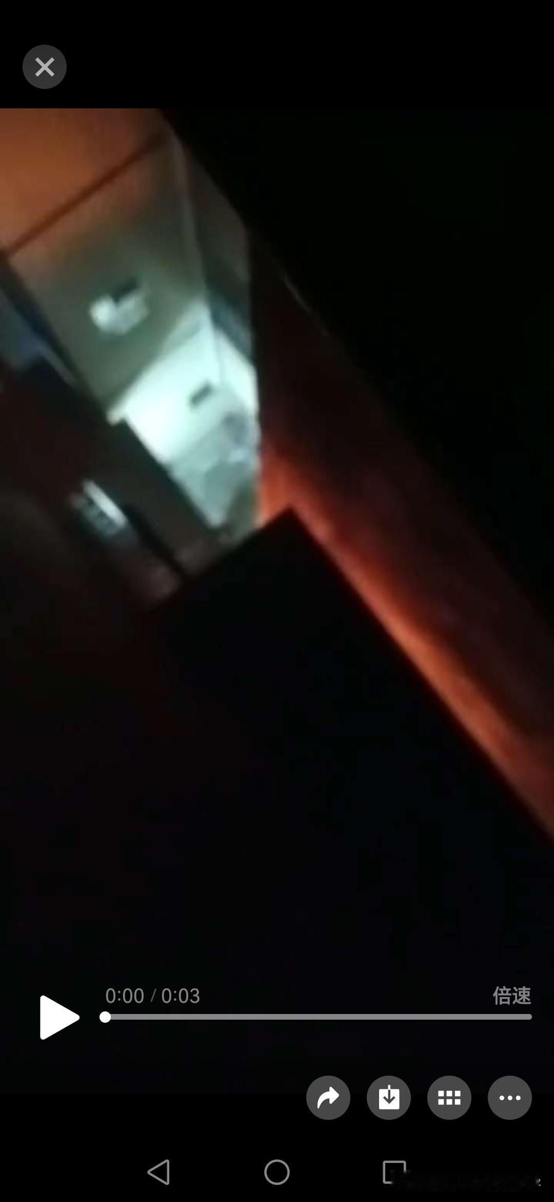 昨晚上大半夜的，老板娘把所有人都叫醒了，因为有人发现我们住的楼层有明火燃烧，大家