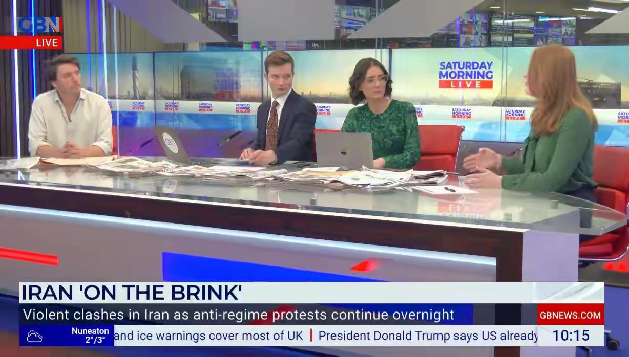 英国一家电视刚才直播画面。啥意思？