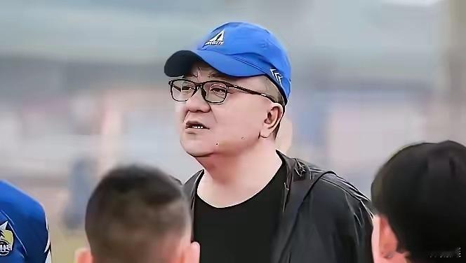 白嫖了人家几年的吃住路费，回头还能把恩人骂成骗子。 董路和干儿子孙臣曦一家彻底闹