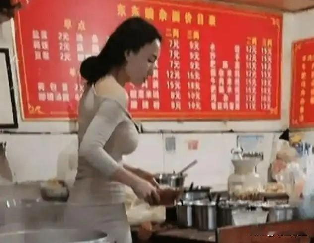 十块钱的面皮，暖了外国小哥的心

昨天在商业街小吃店碰见个事儿，挺暖的。

一个