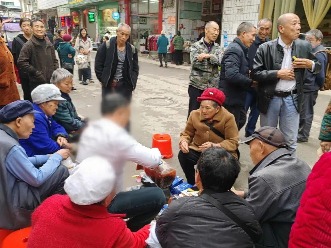 最近总听说，有长辈被那些吹得神乎其神的“神药”广告绕进去——明明家里药箱都塞不下