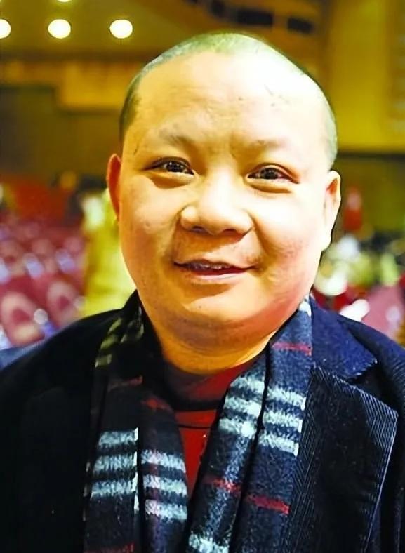 重庆一个亿万富豪名叫郭家富，曾花6000多万给员工们买房子，送员工十几辆保时捷，