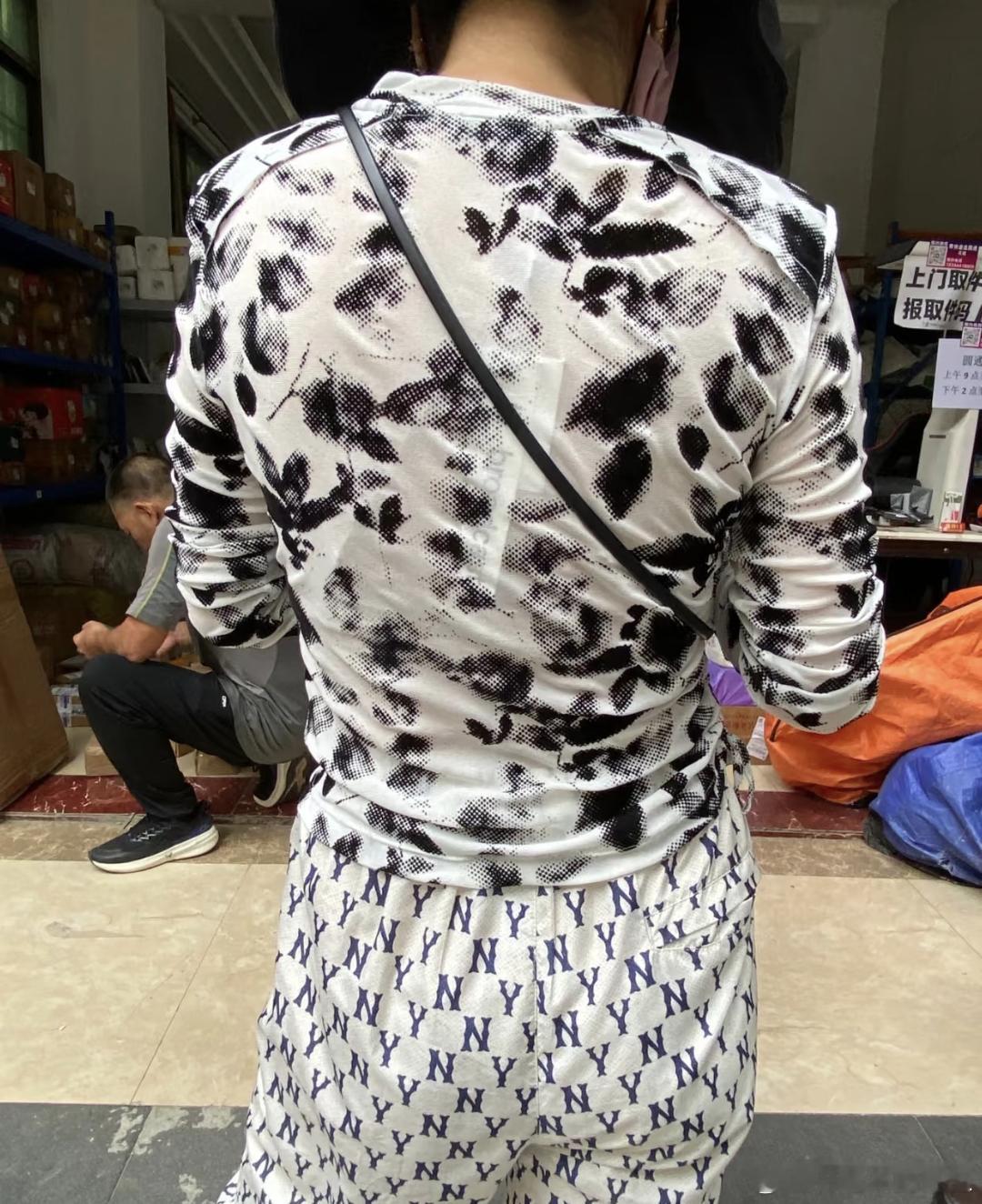 之前在路上有看到过我怀疑是我OUT了都没怀疑是他们的问题还以为这是一种新的潮流