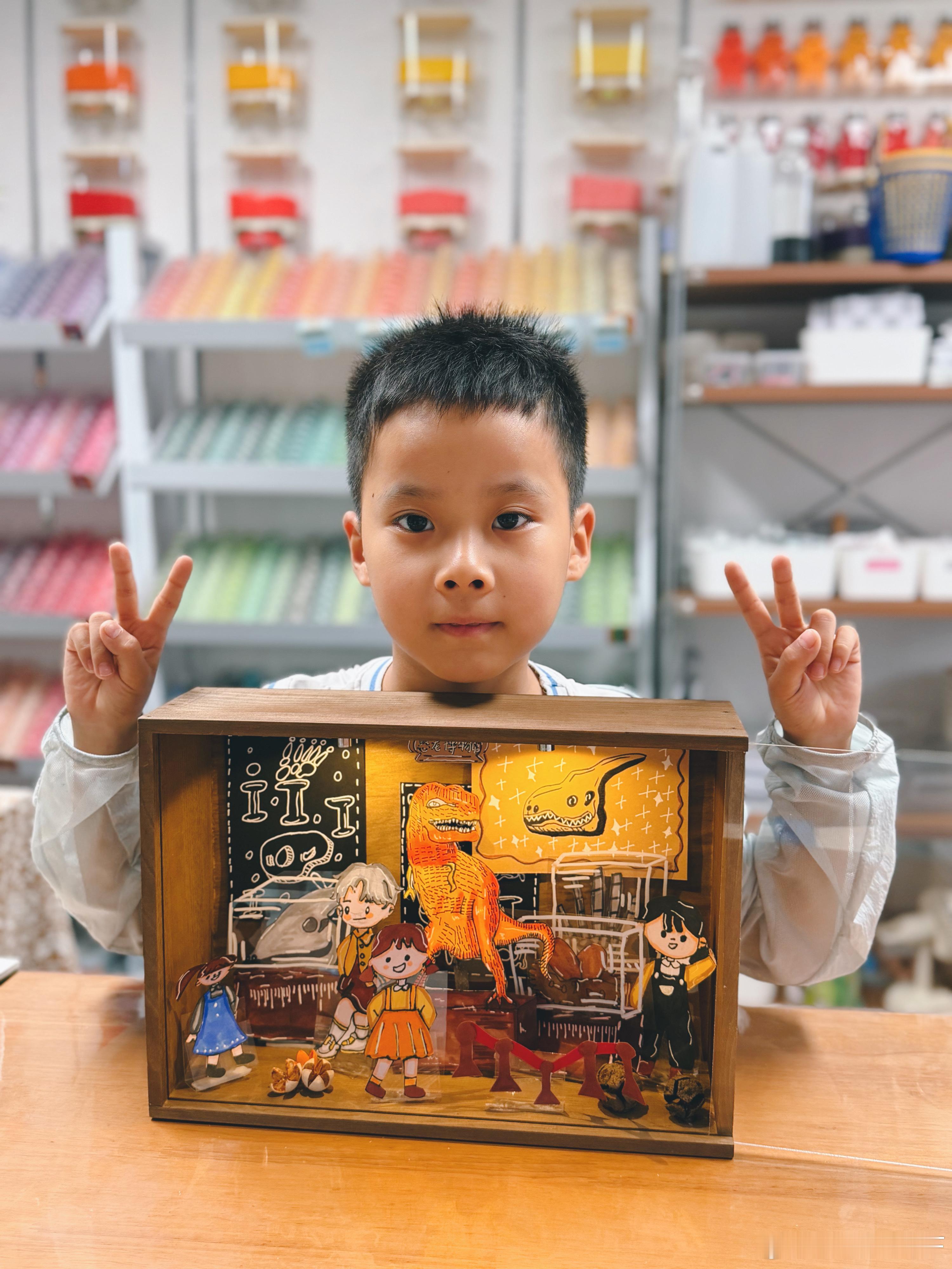 儿子做的魔盒不能给小鹏限制到一个框框内还是得让他们自由创作不过得有应付考试的能力