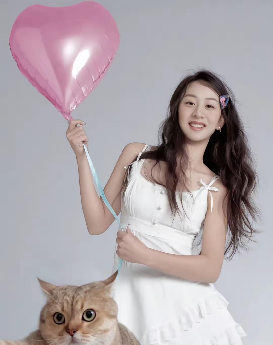 3月15日，森蝶迎来18岁生日，照片中穿白色背心搭配蓝色牛仔，长发披肩，又美又温