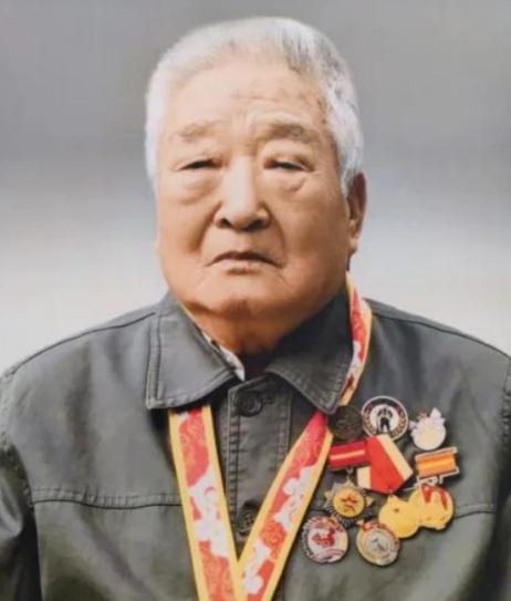 泪目了！云南一96岁退休教师去世，学校翻找资料才发现：这个老教师居然获得过3次特