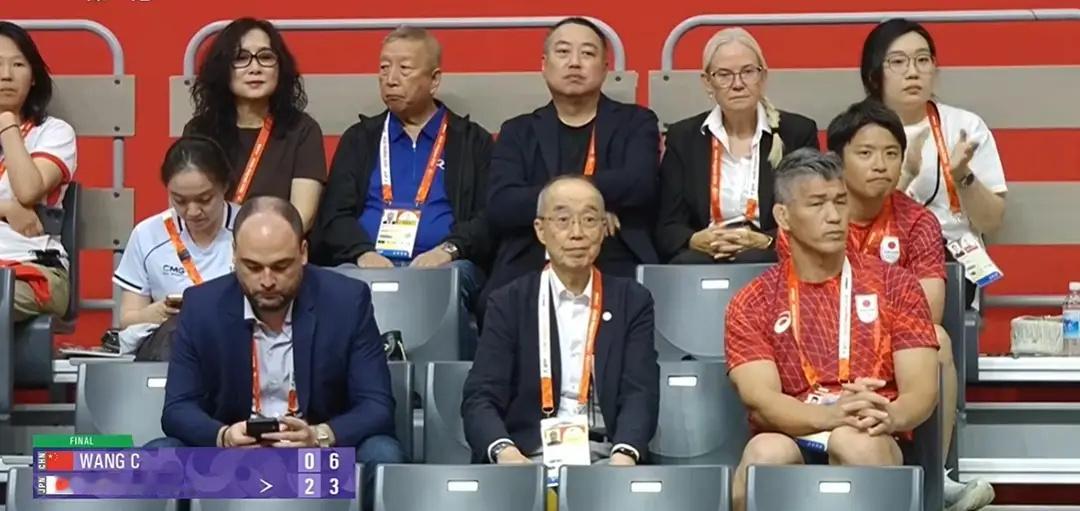 刘国梁现场观战男团决赛运会乒乓球男团决赛，中国队vs日本队第一场比赛中，转播镜头