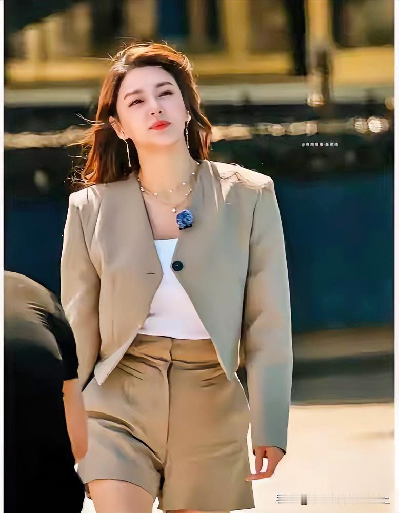 说实话
现在想起来张雨绮那句
699买不了一双袜子
我还是会流下仇富的泪水