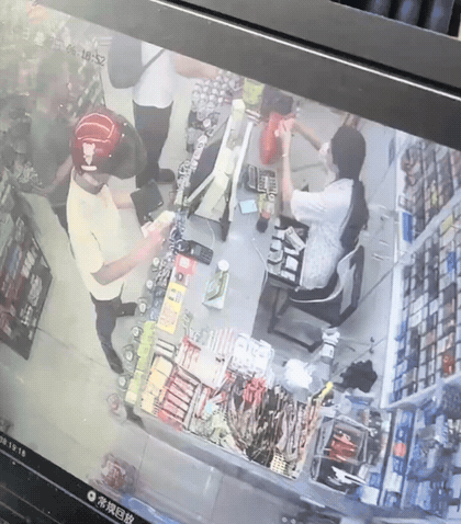 6月7日，海南一家便利店内，一名男子进店选购商品后，掏出一张百元现金付款。当班女