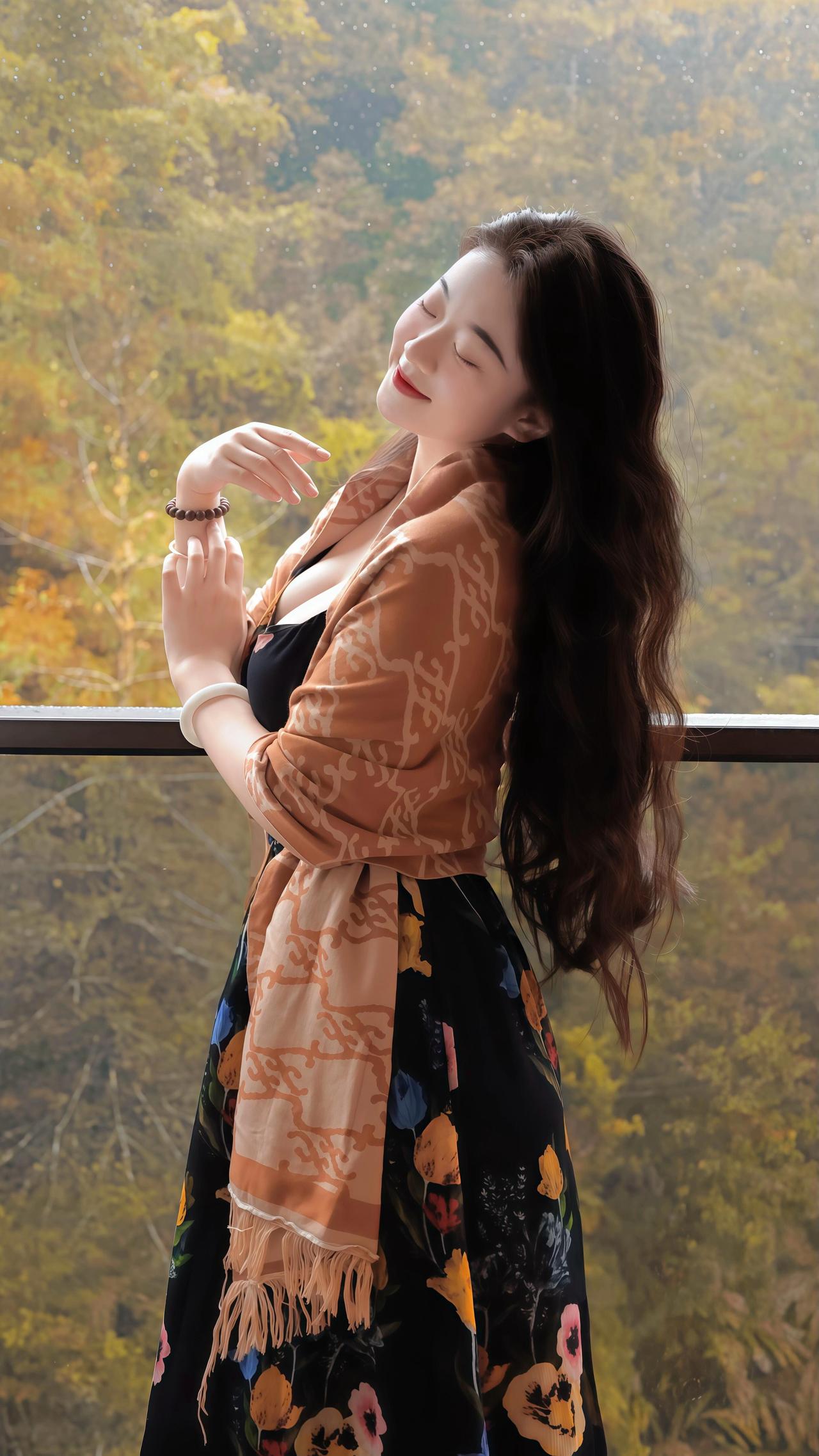 是窗畔的秋光先撞进衣襟——
风裹着树的呼吸，把鎏金碎叶铺在眼底。

俯身时，涧水